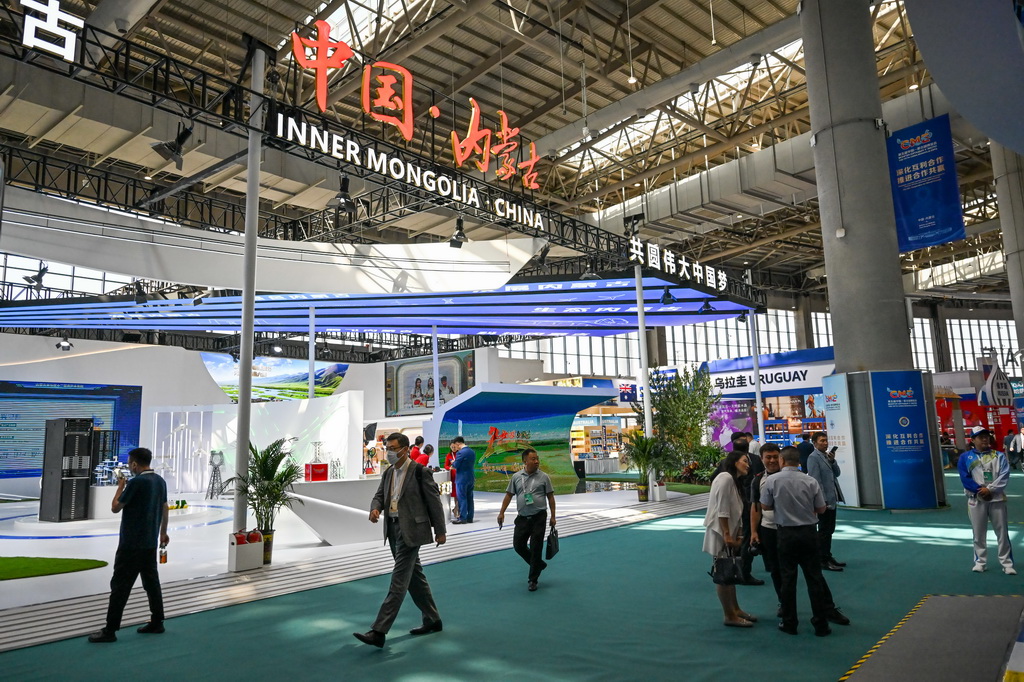 8月25日，参会人员在第五届中国—蒙古国博览会上参观。