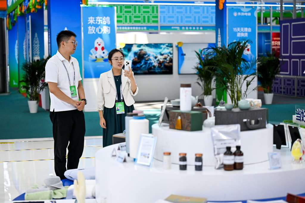 8月25日，参会人员在第五届中国—蒙古国博览会上参观。