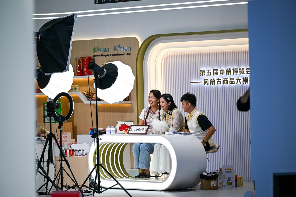 8月25日，参会人员在第五届中国—蒙古国博览会上直播带货。