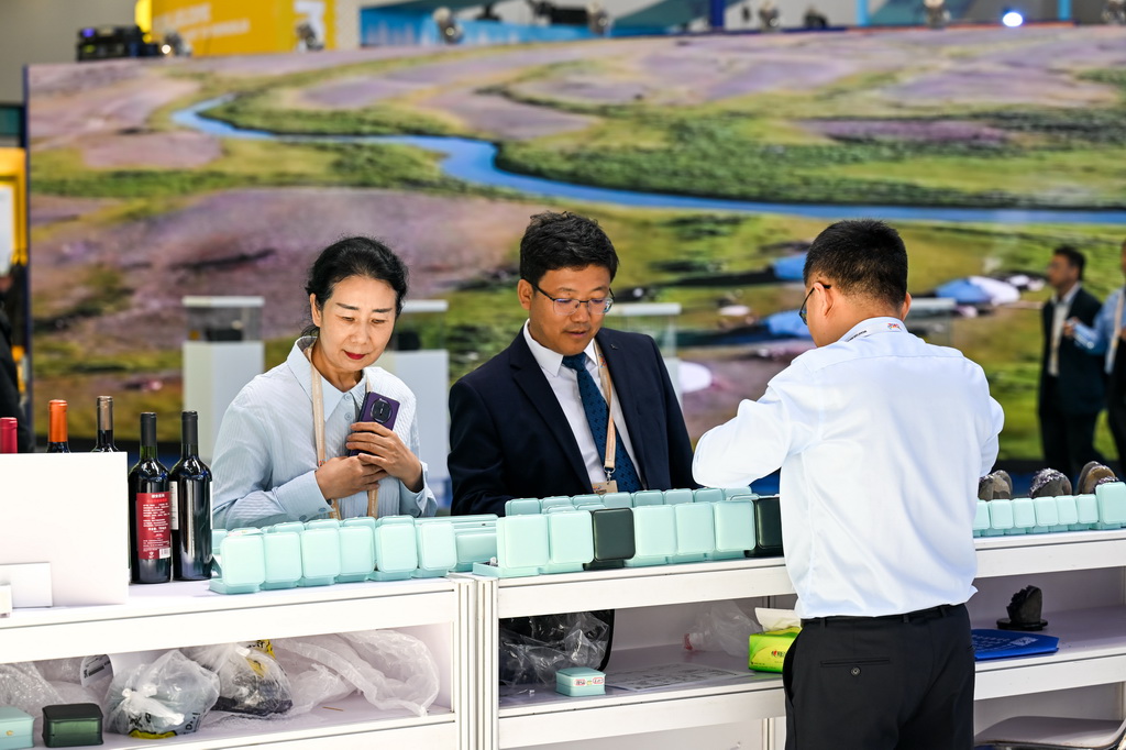 8月25日，参会人员在第五届中国—蒙古国博览会上参观。