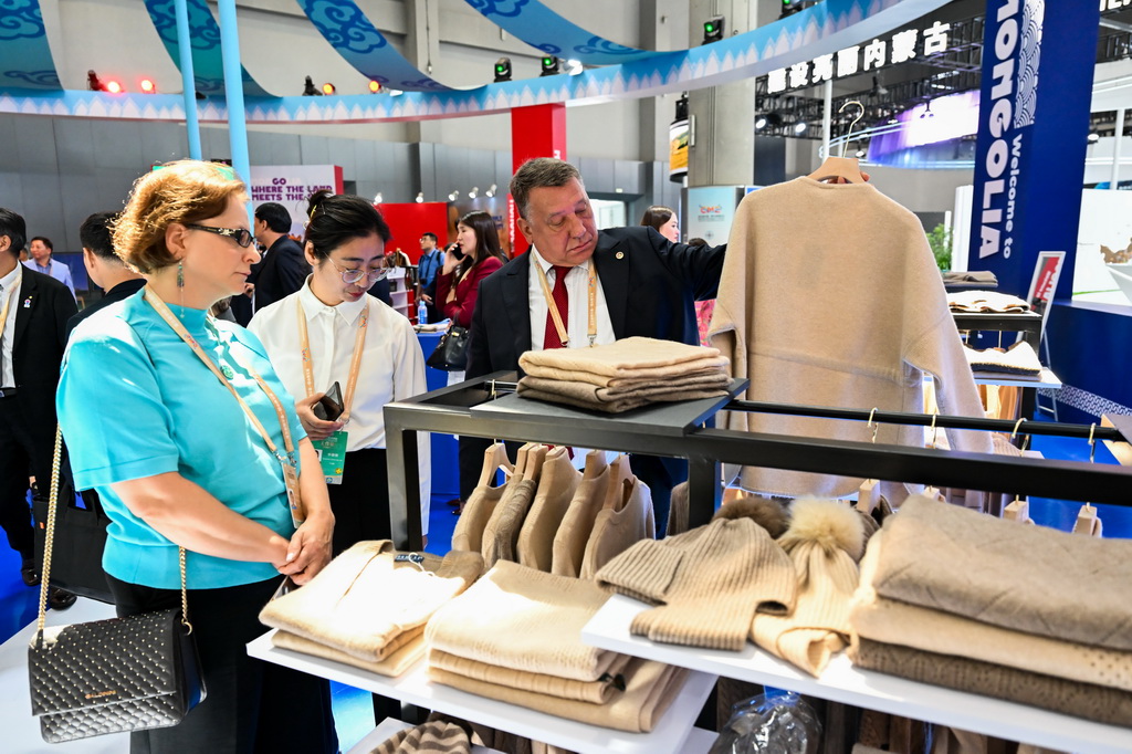 8月25日，参会人员在第五届中国—蒙古国博览会上参观。