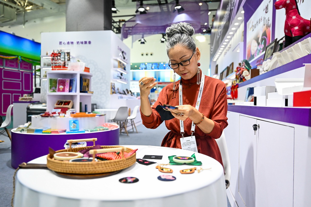 8月25日，参会人员在第五届中国—蒙古国博览会上绣制蒙古族刺绣。