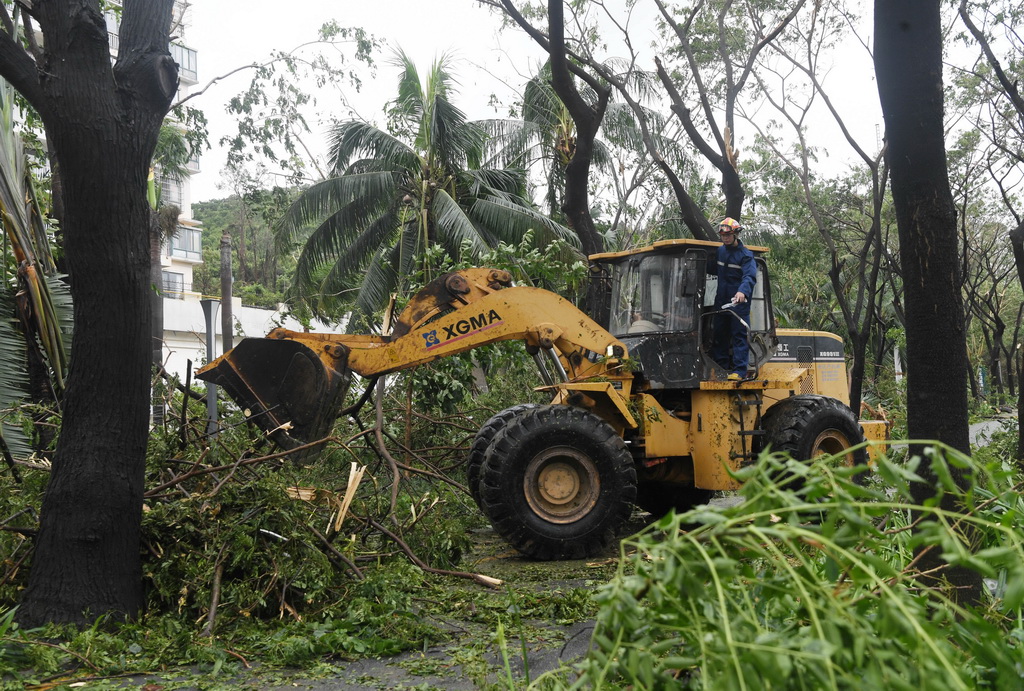8月25日，在海南省三亚市凤凰路，三亚市消防救援支队救援人员进行清障作业。