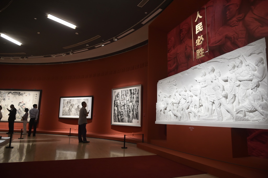 8月25日，参观者在中国美术馆观看展出作品。新华社记者 鲁鹏 摄