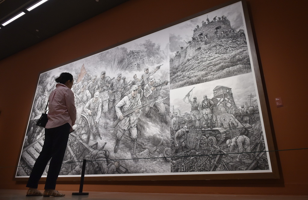 8月25日，参观者在中国美术馆观看展出作品《百团大战》。新华社记者 鲁鹏 摄