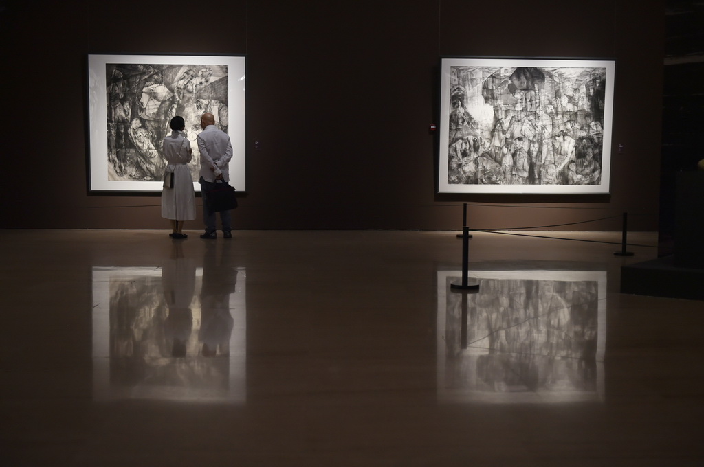 8月25日，参观者在中国美术馆观看展出作品。新华社记者 鲁鹏 摄