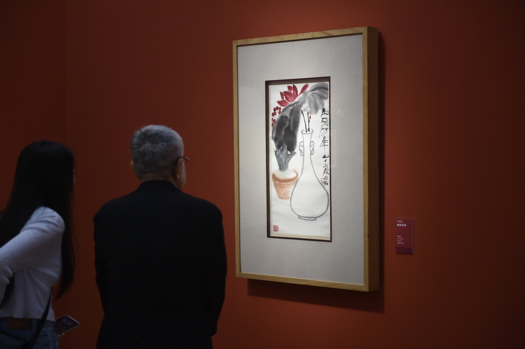 8月25日，观众在中国美术馆观看齐白石创作的《和平万年》。新华社记者 鲁鹏 摄