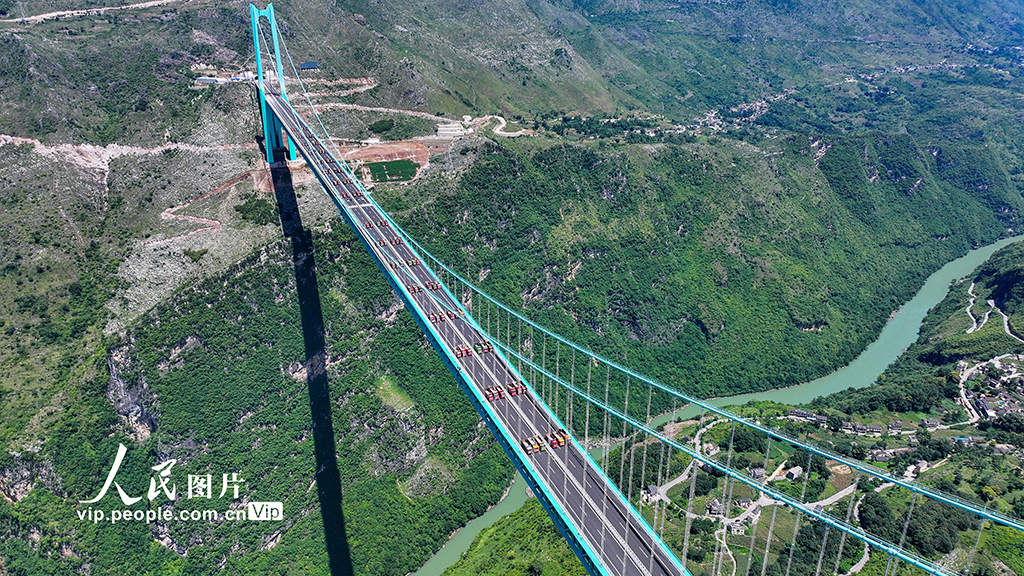 贵州:花江峡谷大桥进行96辆车静载试验【3】