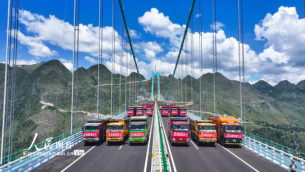 贵州：花江峡谷大桥进行96辆车静载试验【2】