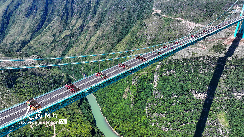 贵州：花江峡谷大桥进行96辆车静载试验【5】