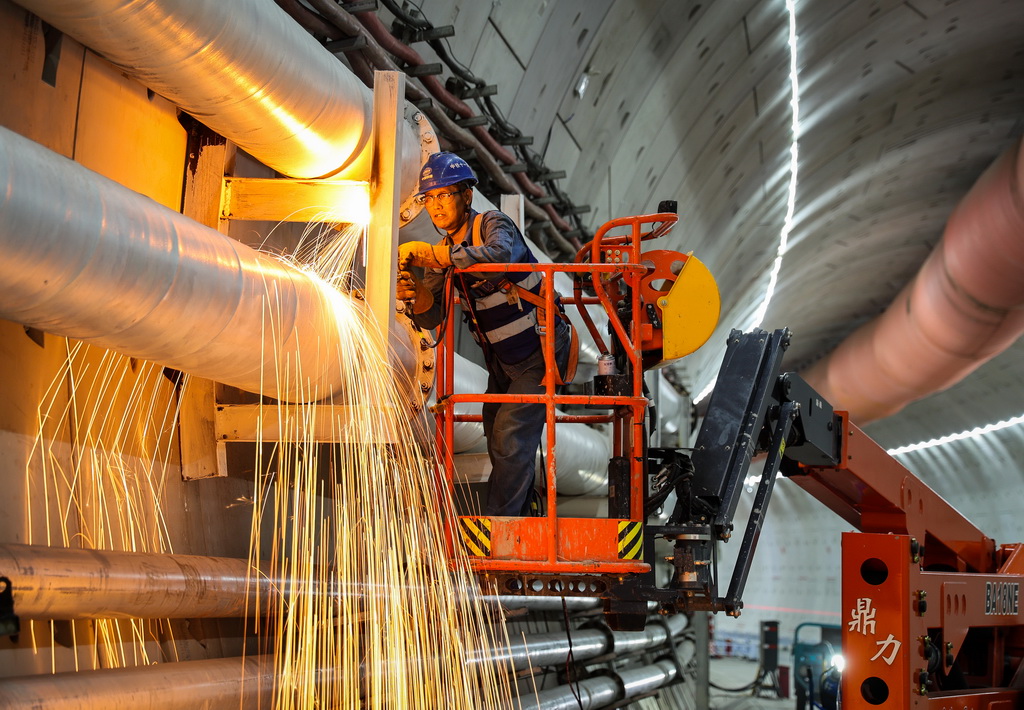8月25日，施工人员在广南联络线西塱3号隧道焊接泥浆运输管支架。