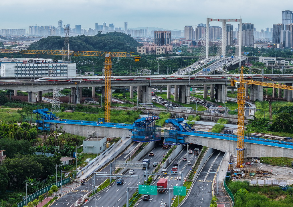 8月25日，施工人员在广南联络线跨动走线特大桥进行连续梁施工（无人机照片）。