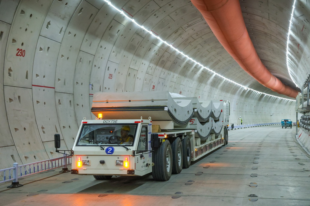 8月25日，管片运输车行驶在广南联络线西塱3号隧道。