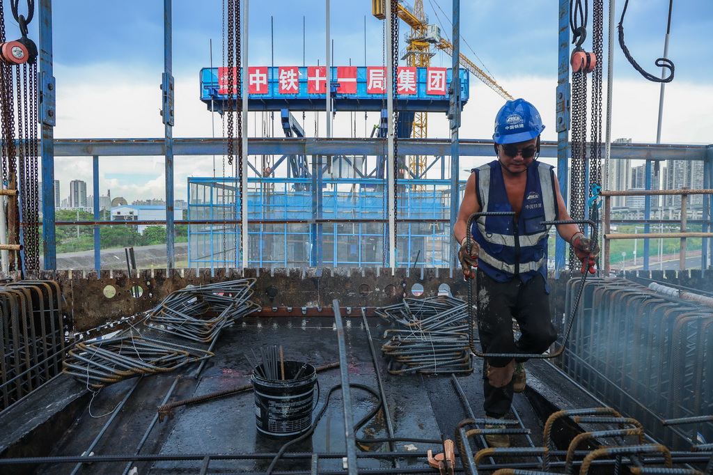 8月25日，施工人员在广南联络线跨动走线特大桥进行连续梁施工。