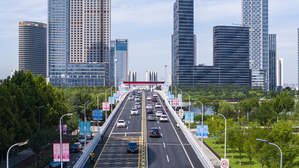 在天津市滨海新区拍摄的城市街景（无人机照片，8月22日摄）。新华社记者 赵子硕 摄