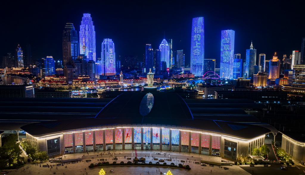 这是8月22日在天津站后广场拍摄的天津海河沿岸夜景（无人机照片）。新华社记者 赵子硕 摄