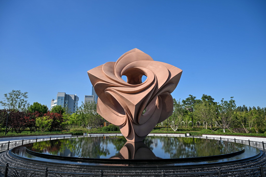 这是8月25日在天津市河西区一街角公园拍摄的“友谊之花”雕塑。新华社记者 孙凡越 摄