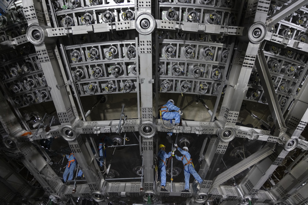 工人在江门中微子实验中心探测器不锈钢网架上施工（2024年10月10日摄）。新华社记者 金立旺 摄