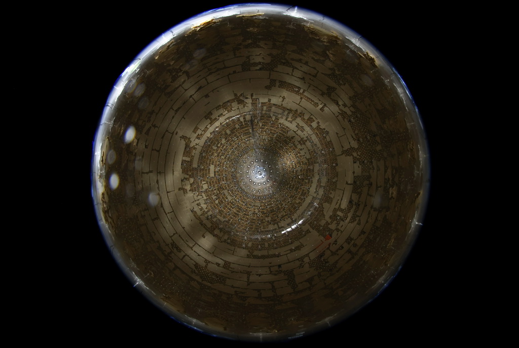 从江门中微子实验球底拍摄的中心探测器有机玻璃球（2024年11月22日摄）。新华社记者 金立旺 摄