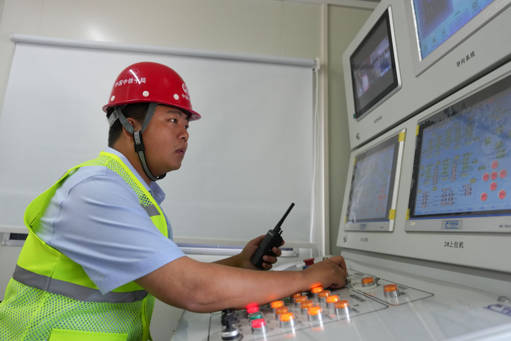 8月26日,中铁十局技术人员在杭州地铁18号线华家池站停车线顶管机“凯旋号”操作室远程操控设备。