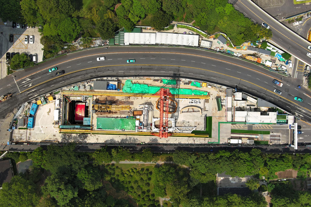 8月26日无人机拍摄的杭州地铁18号线华家池站停车线顶管机“凯旋号”始发现场。