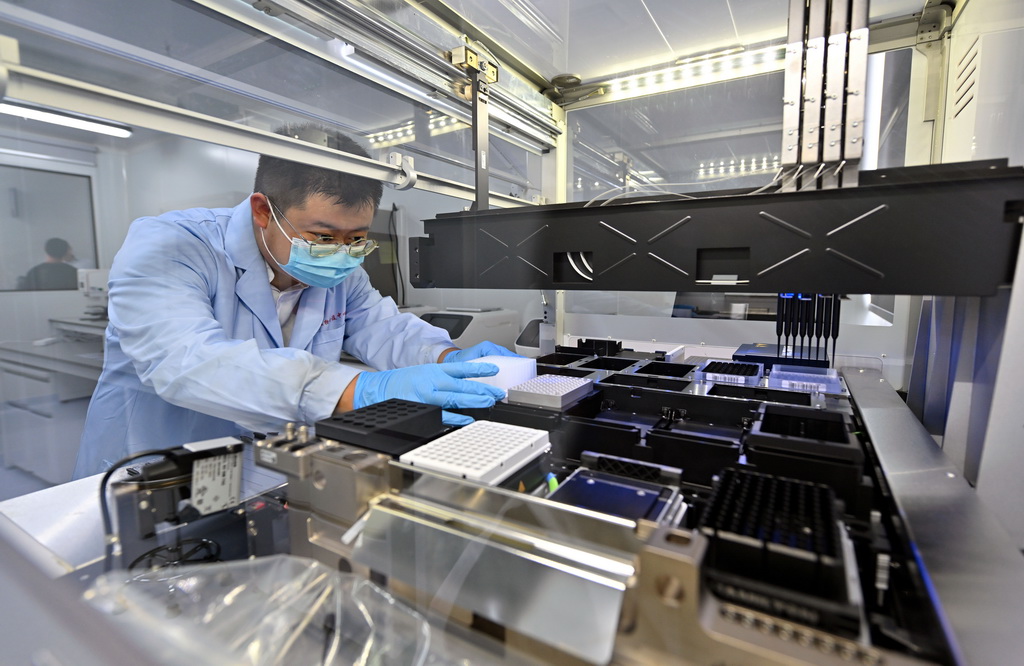 8月27日，三亚崖州湾科技城月亮岛综合实验室的工作人员在操作自动化液体处理工作站。海口海关实验室总面积5.6万平方米，主要分布在海口、三亚，共有8栋实验室大楼。三亚崖州湾科技城月亮岛综合实验室是其中之一。