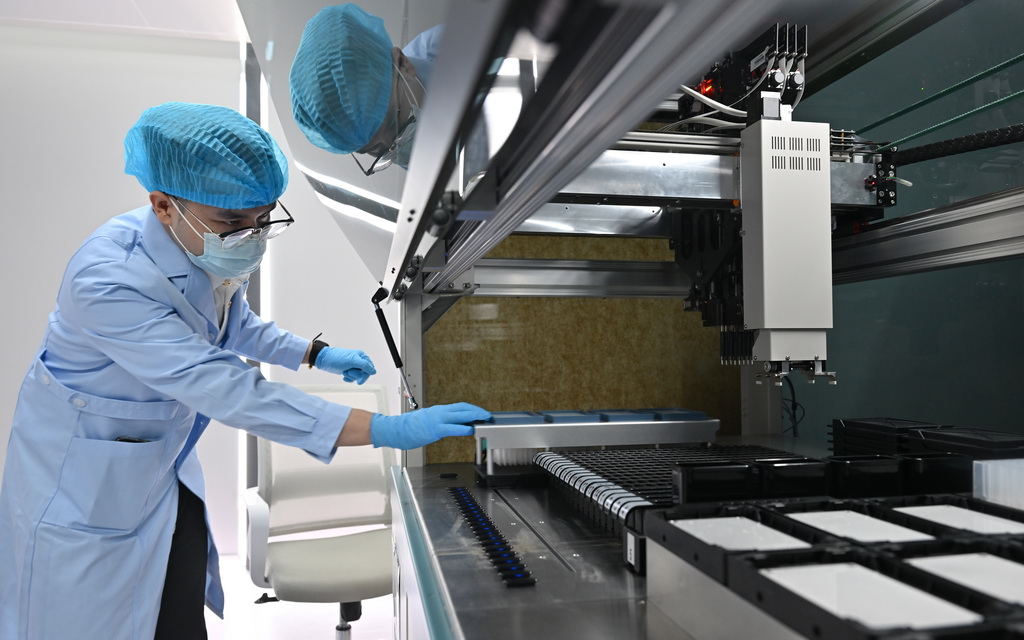 8月27日,三亚崖州湾科技城月亮岛综合实验室的工作人员在检查全自动酶免工作站。海口海关实验室总面积5.6万平方米,主要分布在海口、三亚,共有8栋实验室大楼。三亚崖州湾科技城月亮岛综合实验室是其中之一。