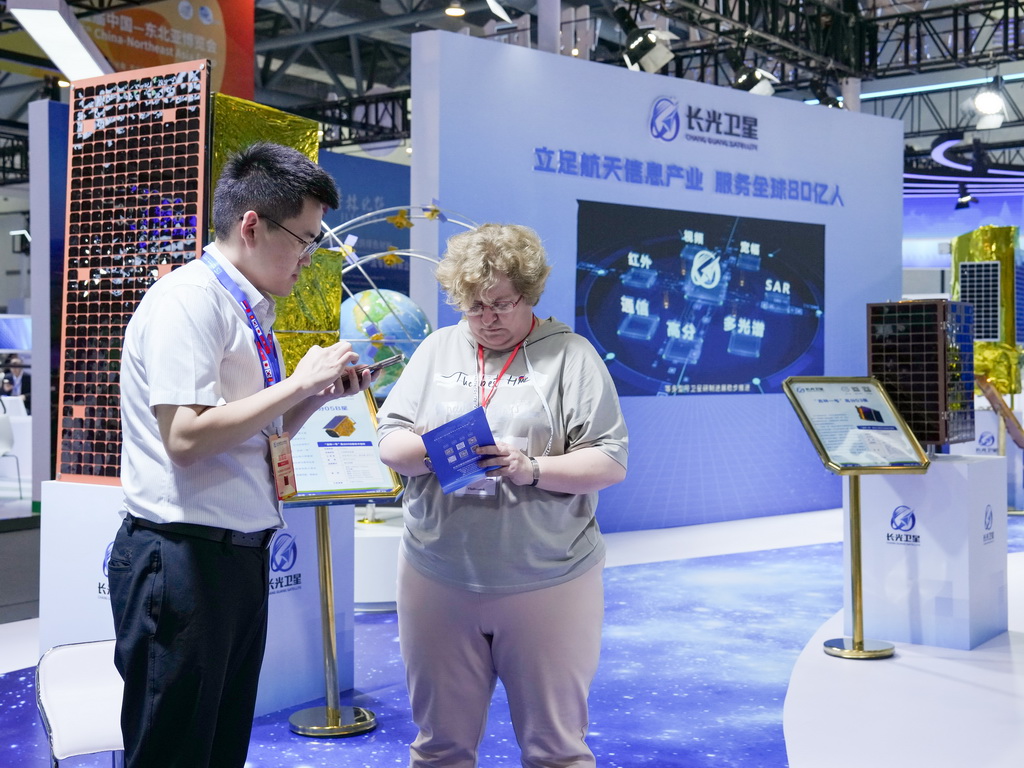 8月27日，参展商（左）与嘉宾在第十五届中国－东北亚博览会现场洽谈。新华社记者 张楠 摄