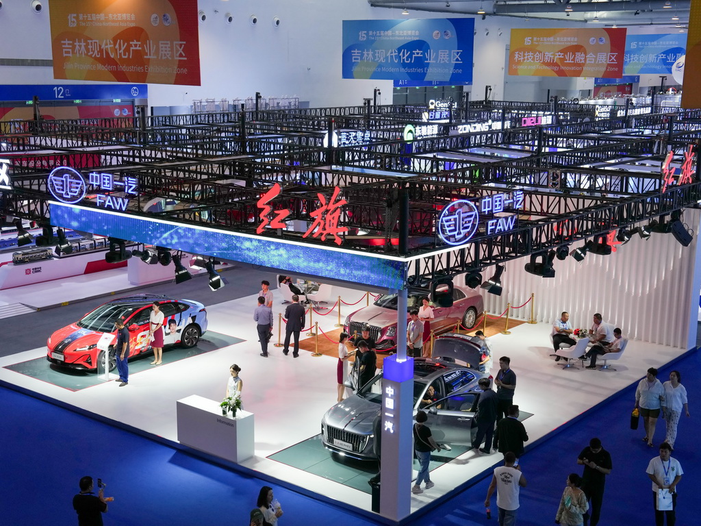 8月27日，人们在第十五届中国－东北亚博览会现场参观。新华社记者 张楠 摄