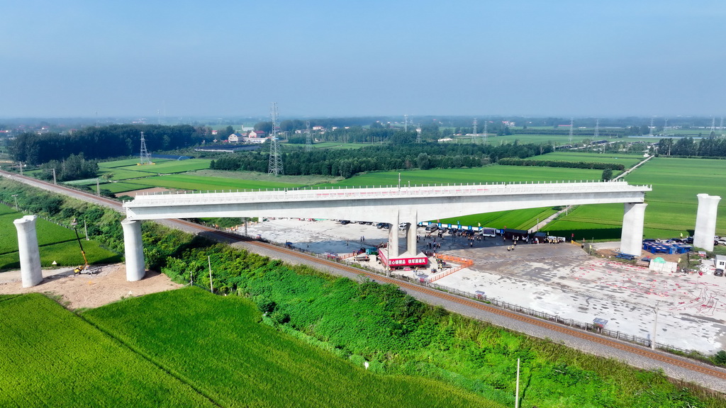 8月28日，中铁上海局的工作人员在进行潍宿高铁郯城沭河特大桥上跨胶新铁路T构梁转体作业（无人机照片）。