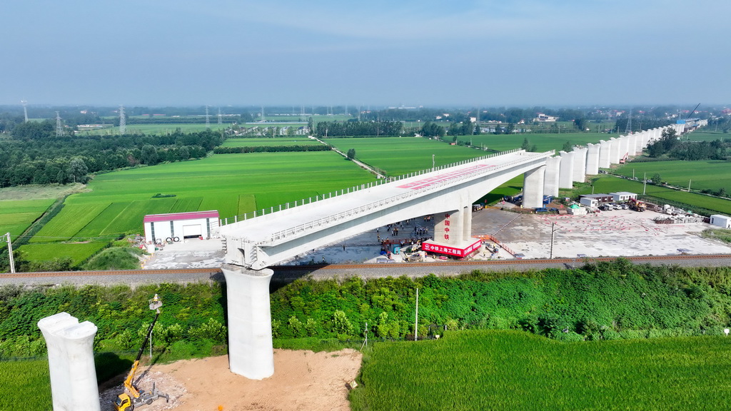 8月28日，中铁上海局的工作人员在进行潍宿高铁郯城沭河特大桥上跨胶新铁路T构梁转体作业（无人机照片）。