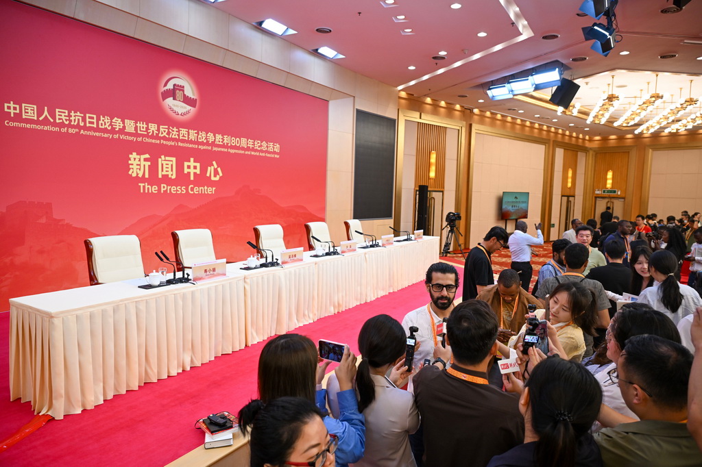 8月28日，记者在新闻中心采访工作。