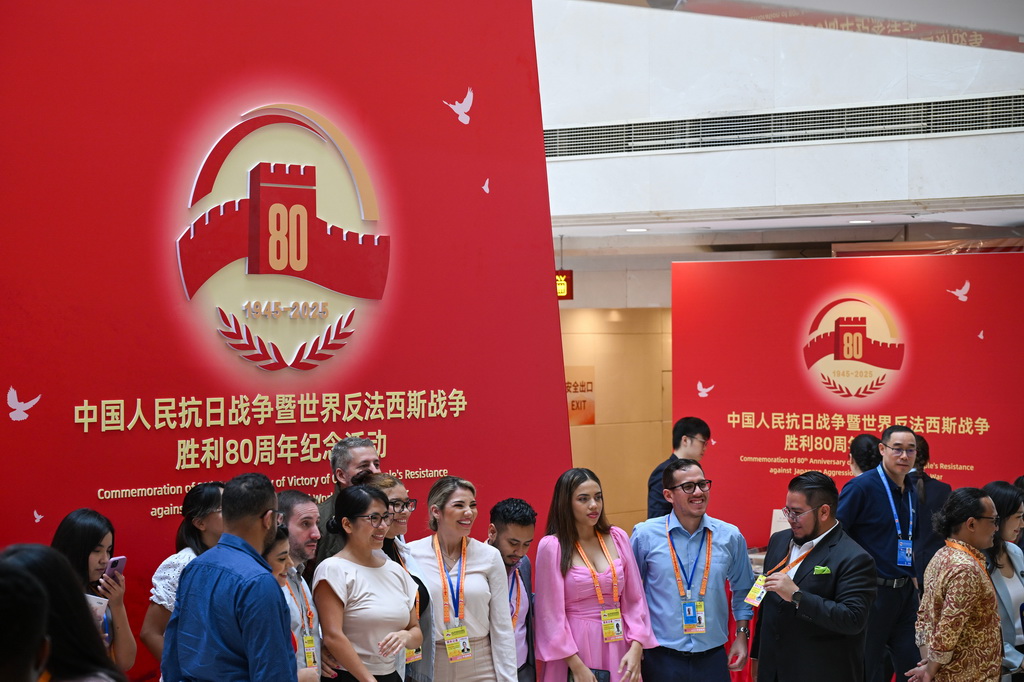 8月28日，记者在新闻中心合影。