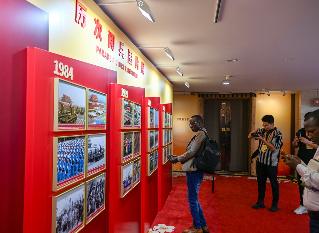 8月28日，记者在新闻中心参观历次阅兵图片展。