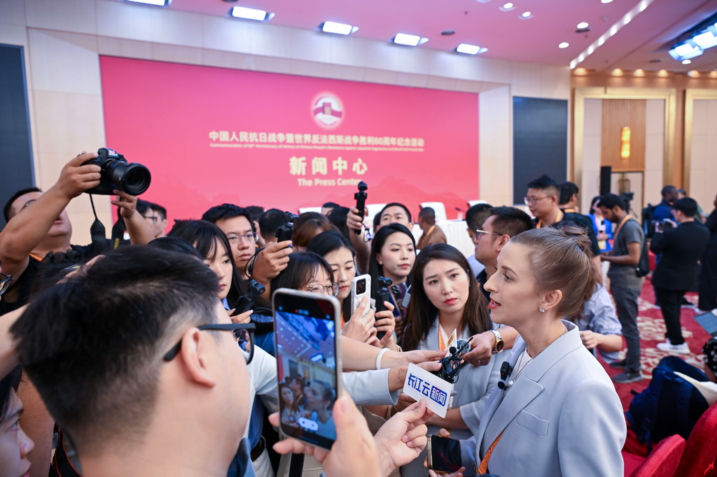 8月28日，记者在新闻中心采访工作。