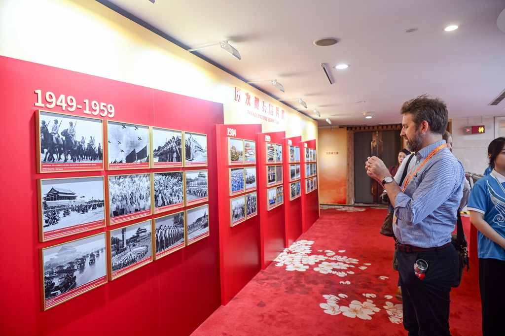 8月28日，记者在新闻中心参观历次阅兵图片展。