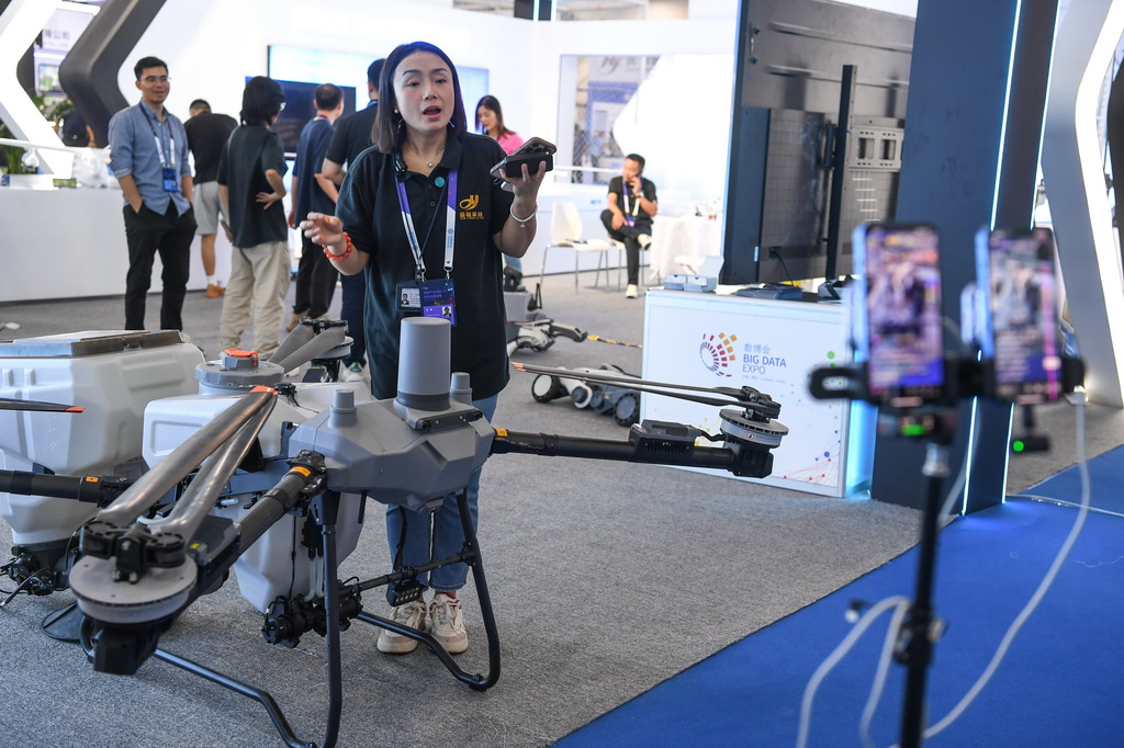 8月28日，参展商在数博会上直播推介一款植保无人机。新华社记者 杨文斌 摄