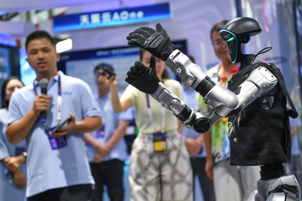 8月28日,中国电信展出的一款机器人在数博会上跳舞。新华社记者 杨文斌 摄