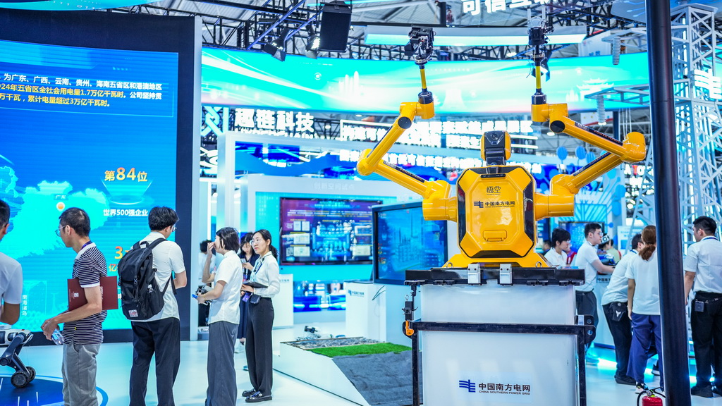 这是数博会上展出的带电作业机器人（8月28日摄）。新华社记者 陶亮 摄