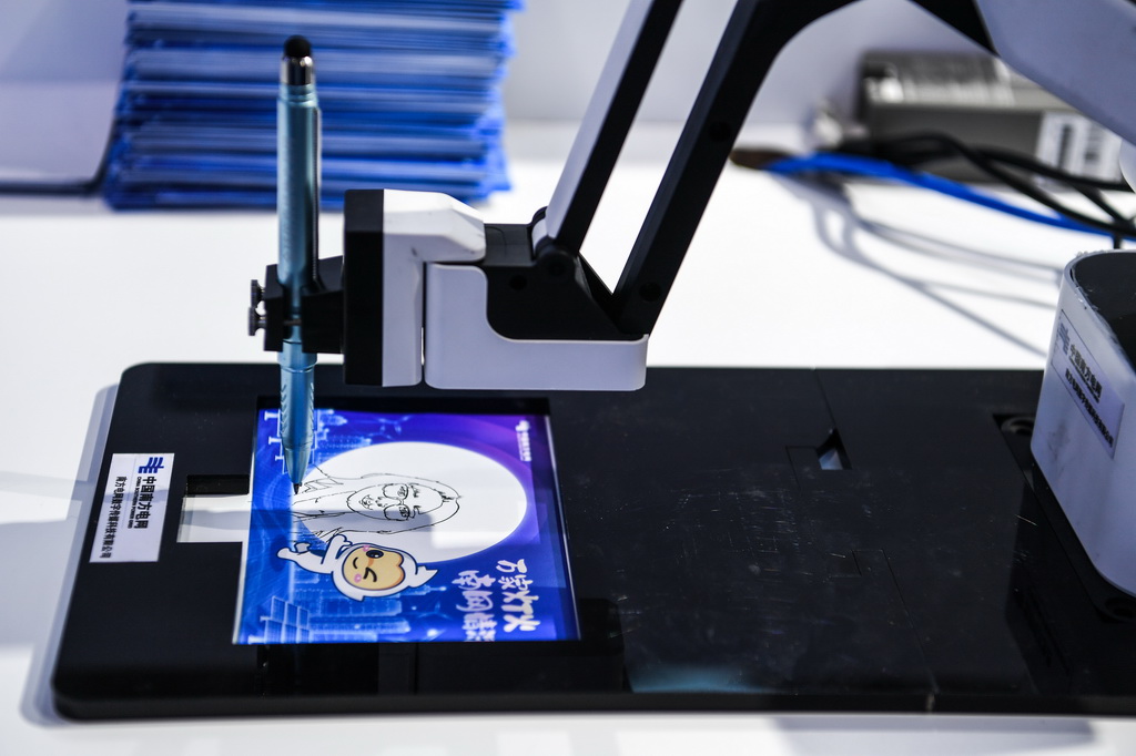 8月28日，南方电网在数博会上展出的一款AI智能画像机器人在作画。新华社记者 杨文斌 摄