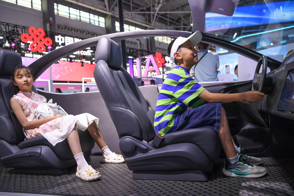 8月28日，小朋友在数博会上体验AI智能驾驶座舱。新华社记者 杨文斌 摄