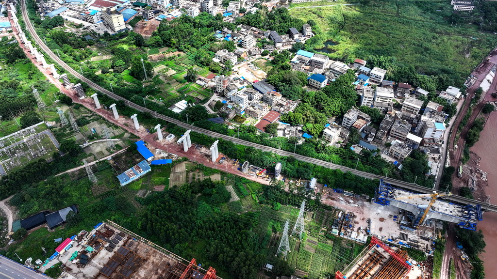 这是建设中的钦北线铁路桥新桥（8月27日摄，无人机照片）。