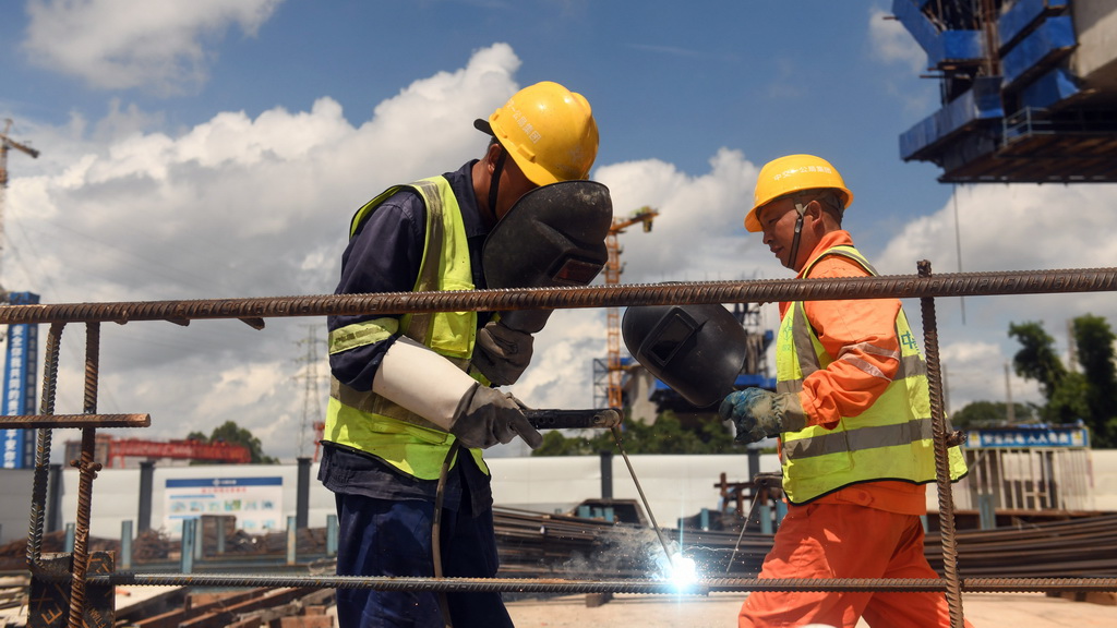在钦北线铁路桥新桥工地，工人在进行焊接作业（8月27日摄）。新华社记者 张爱林 摄