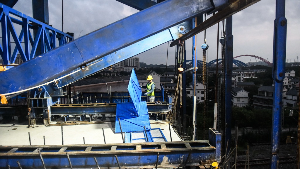 在钦北线铁路桥新桥工地，工人在搭建安全栏（8月28日摄）。新华社记者 张爱林 摄