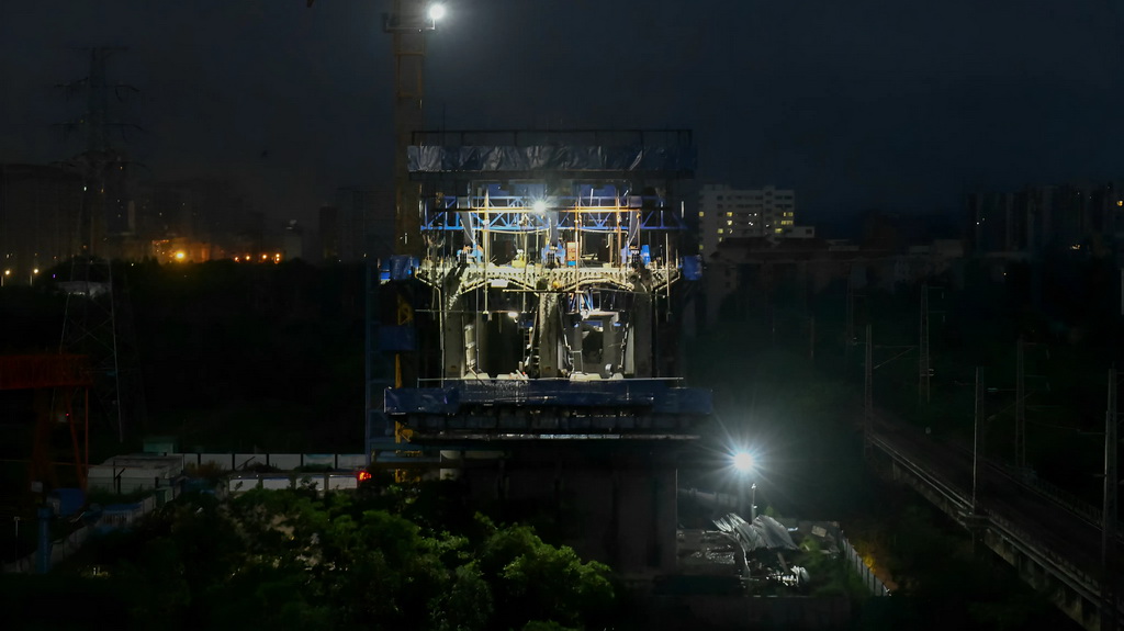 8月28日清晨,工人在钦北线铁路桥新桥工地加紧施工。新华社记者 张爱林 摄