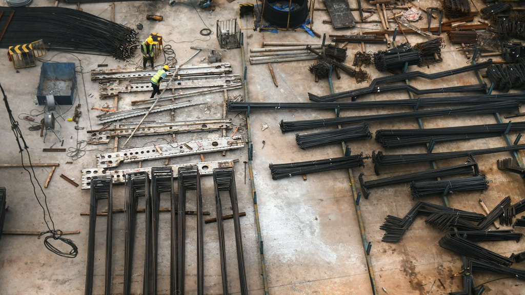 工人在位于广西钦州的钦北线铁路桥新桥工地施工(8月28日摄)。