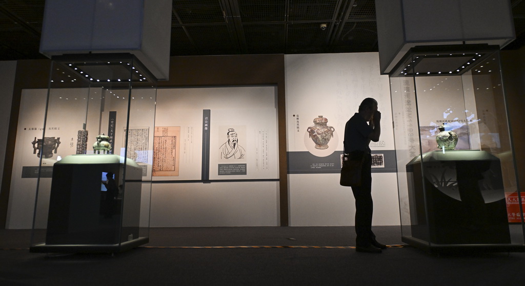 琉璃河遗址出土文物克盉（左）、克罍在展览中同时展出（8月28日摄）。