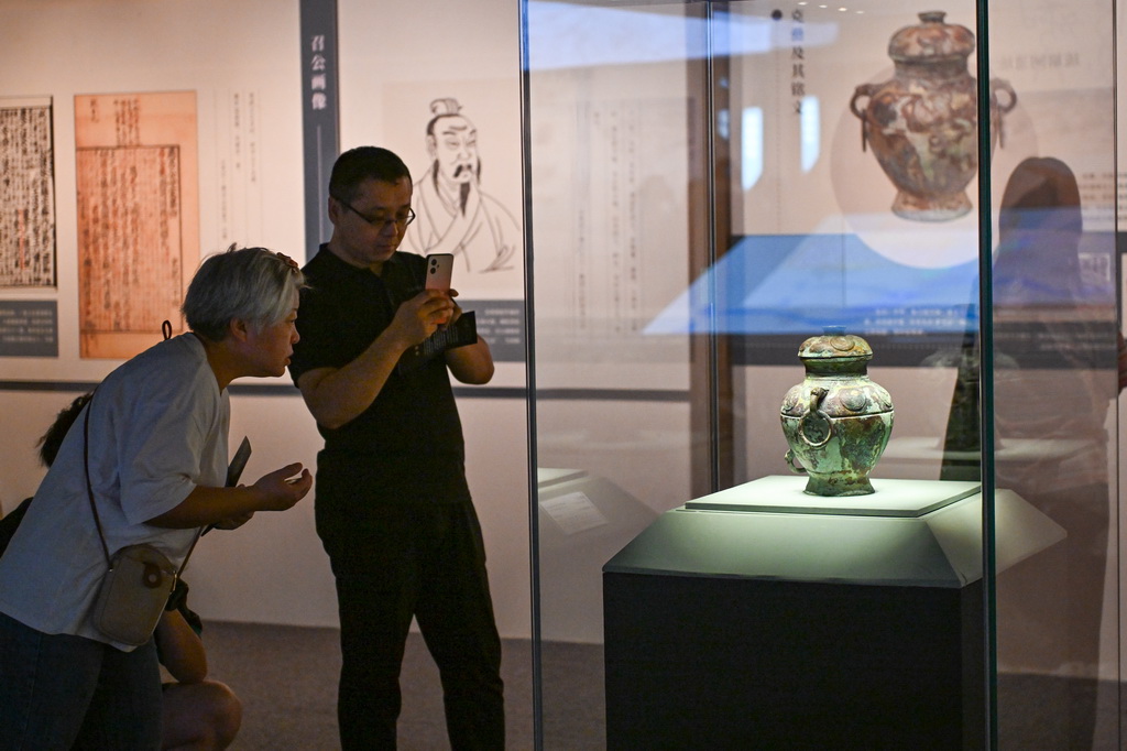 8月28日，观众在展览中观看文物克罍。