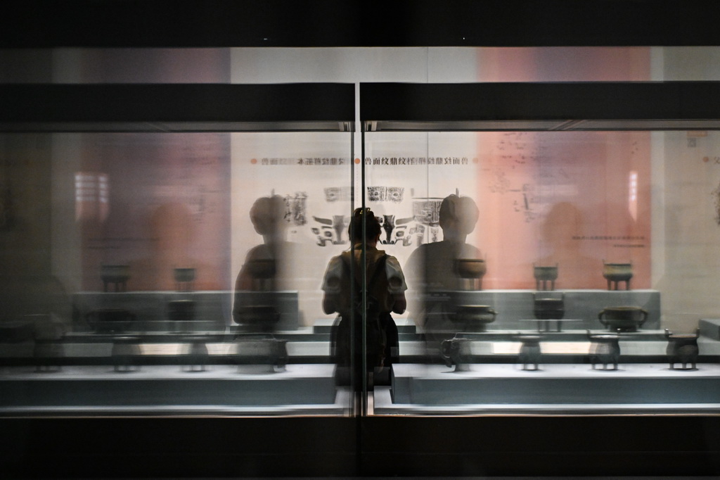 8月28日，观众在参观展览中的各类青铜器。