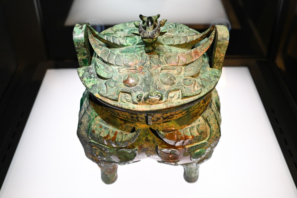 这是8月28日在展览中拍摄的牛头纹带盖伯矩鬲。